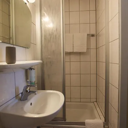 Ratskeller & Restaurant Hotel *