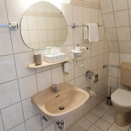 Отель Ratskeller & Restaurant Креф